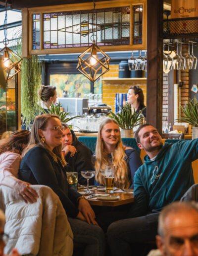Gezelligheid aan tafel bij Quinty's