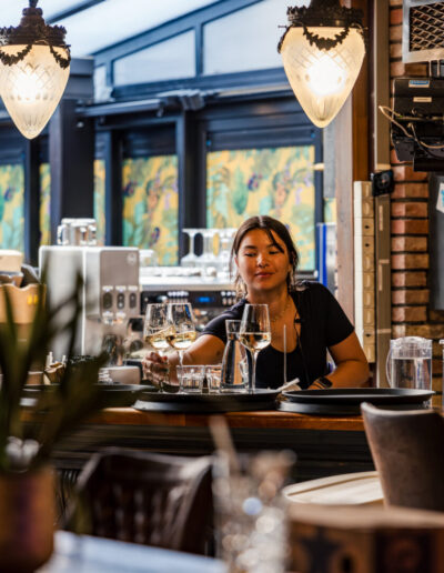 Medewerkster bij de bar in Quinty's