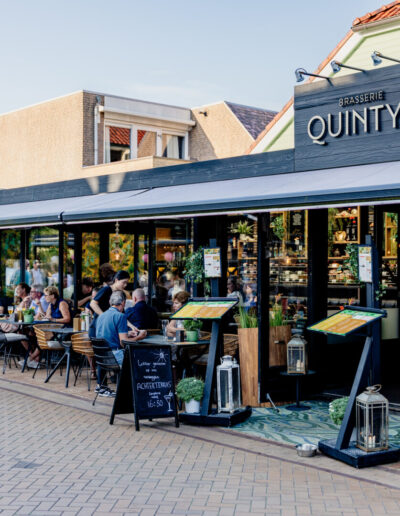 Ingang Quinty's in De Koog